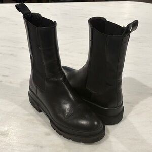 La Canadienne: Braydon Leather Chelsea Boots